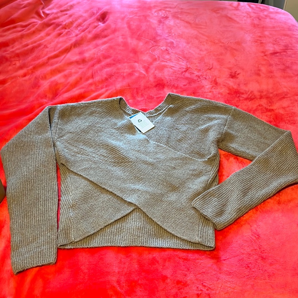 Very unique cross sided sweater brand new with tag! Size /S/xs